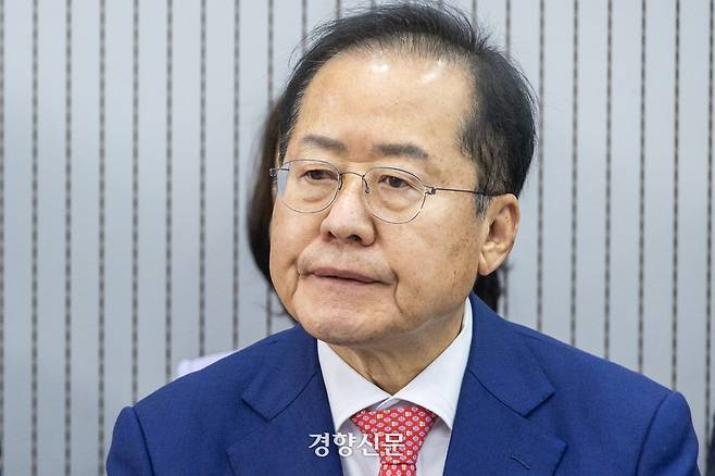 제21대 대통령후보자 국민의힘 3차 경선 진출자를 발표하는 지난달 29일 오후 서울 여의도 국민의힘 중앙당사에서 홍준표 후보가 결과를 기다리고 있다. 국회사진기자단