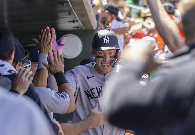 뉴욕 양키스 에런 저지가 11일 애슬레틱스와의 원정경기 4회초 홈런을 때린 뒤 더그아웃에서 하이파이브하고 있다. AP연합뉴스