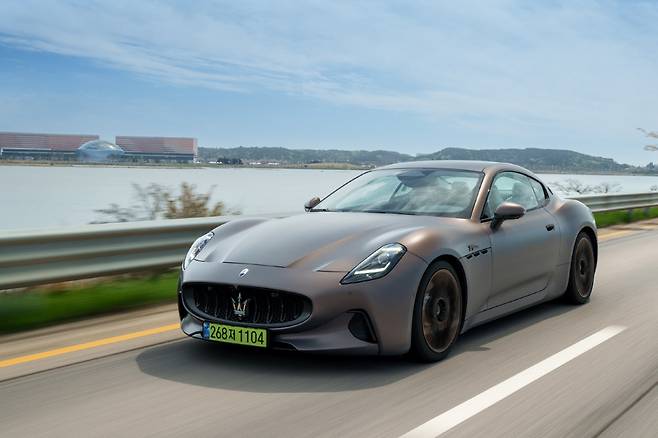 지난 4월29일 마세라티 전기차 그란투리스모 폴고레가 서울과 인천 영종도 사이를 질주하고 있다. 마세라티코리아 제공