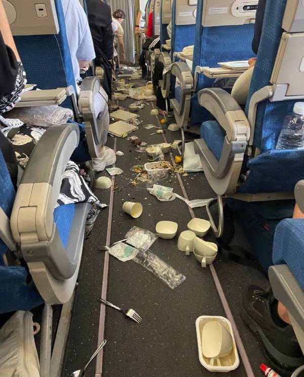 지난해 8월 인천에서 몽골 울란바토르로 가던 대한항공 여객기가 난기류와 맞닥뜨린 이후 기내식이 바닥에 쏟아져 있다. 독자 블로그에서 발췌.