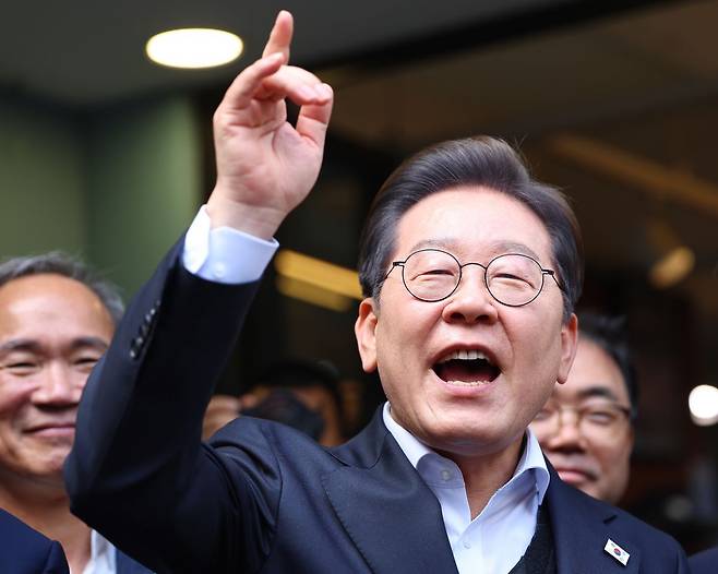 이재명 더불어민주당 대선 후보가 지난 10일 경남 진주시 대안동 차 없는 거리에서 연설을 하고 있는 모습. 연합뉴스