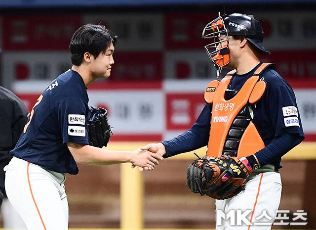 정우주가 10일 고척 키움전이 끝난 뒤 이재원과 인사를 나누고 있다. 사진(고척 서울)=김영구 기자
