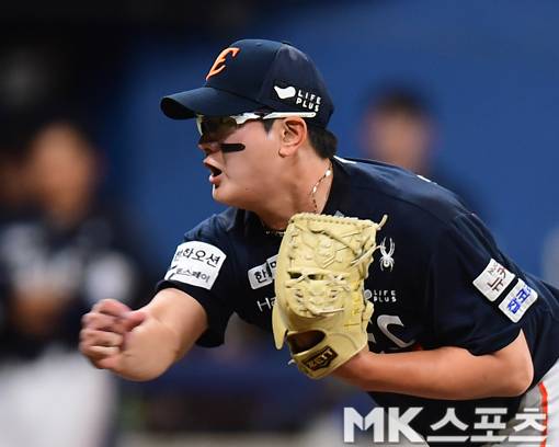 김서현은 정우주의 1군 적응에 많은 도움을 주고있다. 사진(고척 서울)=김재현 기자