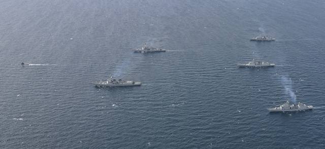 한미 해군은 8일부터 11일까지 동해에서 한미 해군의 압도적인 전력으로 적의 해상도발에 대한 즉각적인 대응태세를 확립하고 연합작전 수행능력을 강화하기 위한 연합 해상훈련을 실시한 가운데 한미 연합 해군이 5월 8일 전술기동을 하고 있다.(함정 기동 방향 기준 앞쪽 윗줄부터 잠수함(SS-II), 미 해군 윌리엄로렌스함(DDG), 율곡이이함(DDG), 양만춘함(DDH-Ⅰ), 대조영함(DDH-II), 광개토대왕함(DDH-Ⅰ). 해군 제공