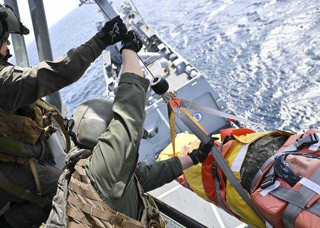 한미 해군은 지난 8일부터 11일까지 동해에서 연합작전 수행능력을 강화하기 위한 연합 해상훈련을 실시한 가운데 대구함(FFG-II)과 UH-60 해상기동헬기가 지난 9일 항공의무후송훈련을 하고 있다. 해군 제공