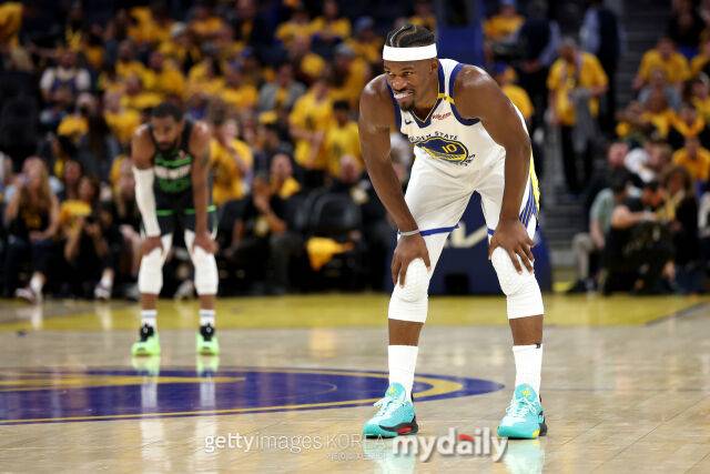 골든스테이트의 지미 버틀러(오른쪽)가 11일 미네소타와 경기에서 힘겨운 표정을 짓고 있다. /게티이미지코리아