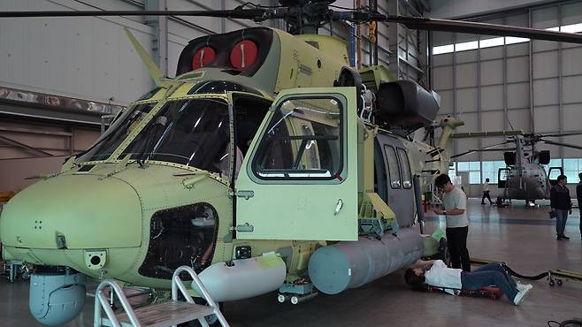 경남 사천 한국항공우주산업(KAI) 회전익동에서 지난달 24일 엔지니어들이 한국형 소해헬기를 점검하고 있다. KAI 제공