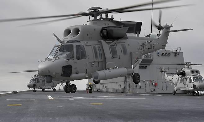 한국형 소해헬기가 독도함 비행갑판에서 이륙하는 모습을 담은 상상도. KAI 제공