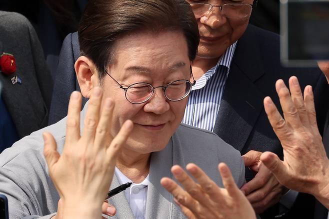 민심을 청취하는 '경청 투어'에 나선 이재명 더불어민주당 대선후보가 11일 전남 영암군 학산면 독천 낙지거리에서 주민들에게 인사하고 있다. 뉴시스