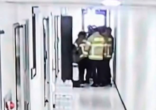 지난 4일 오전 경기 이천의 한 오피스텔에서 옛 여자친구와 그의 남자친구를 살해했다는 30대 남성의 자수에 시신을 확인하기 위해 강제로 문을 열고 들어가는 경찰과 소방대원들. 연합뉴스TV 보도화면 캡처