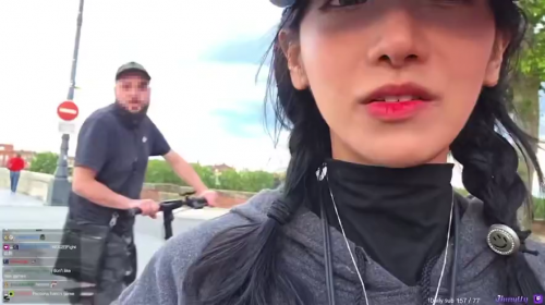 한 프랑스 남성(왼쪽)이 한국인 스트리머 지니티에게 인종차별적 발언을 한 뒤 사라졌다. 엑스 캡처