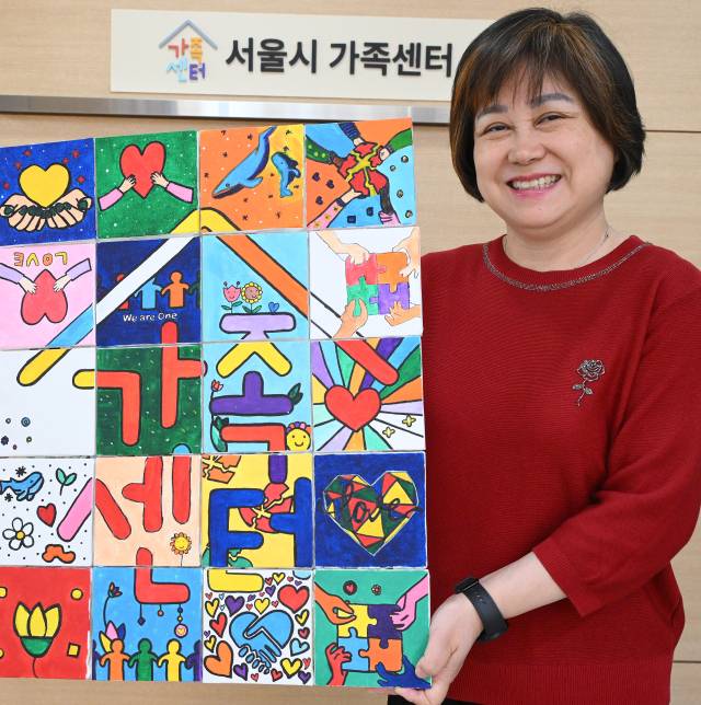 홍우정 서울시가족센터장이 인터뷰를 마친 후 센터 홍보물을 들어 보이고 있다. 오승현 기자