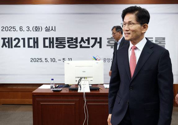 김문수 국민의힘 대선 후보가 11일 오전 경기 과천 중앙선거관리위원회에서 제21대 대통령 선거 후보자 등록을 마친 후 선관위 관계자들을 격려하고 있다. 뉴스1