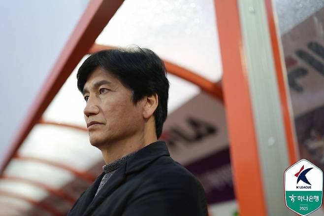 김천 정정용 감독이 11일 강원과 원정경기에서 그라운드를 바라보고 있다. 사진제공|한국프로축구연맹