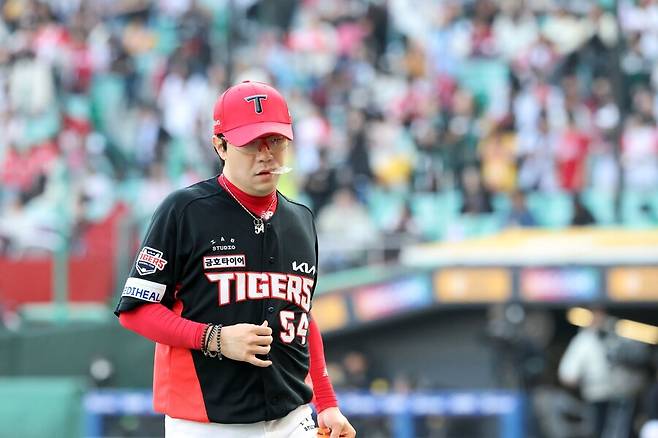 ▲ 5회까지 무실점으로 막았지만 6회 흔들리며 결국 패전을 안은 양현종 ⓒKIA타이거즈