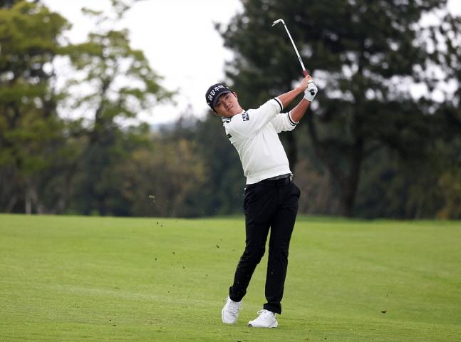 옥태훈이 2번 홀에서 세컨드샷을 날리고 있다. /사진=KPGA 제공