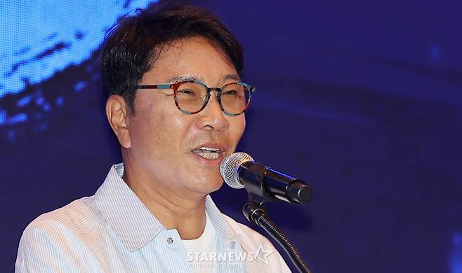 (서울=뉴스1) 김진환 기자 = 이수만 SM엔터테인먼트 전 총괄 프로듀서가 30일 오전 서울 영등포구 여의도 콘래드호텔에서 열린 국제저작권관리단체연맹(CISAC) 세계총회에 참석해 기조연설을 하고 있다. 국제저작권관리단체연맹(CISAC)은 1926년 창립돼 전 세계 116개국 225개 저작권 단체를 회원으로 두고 d 음악, 드라마, 문학 등을 아우르는 문화예술 분야 창작자 약 500만명이 회원으로 참여한 세계 최대 규모 저작권 관련 비정부 기구다. 2024.5.30/뉴스1 Copyright (C) 뉴스1. All rights reserved. 무단 전재 및 재배포, AI학습 이용 금지. /사진=(서울=뉴스1) 김진환 기자