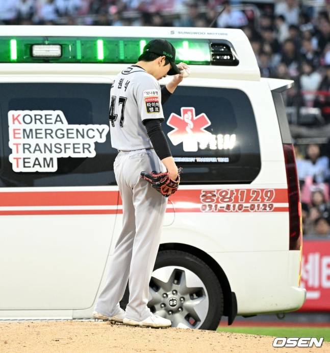 KT 오원석이 11일 수원 롯데전 더블헤더 2차전에서 4회초 2사 1, 2루에서 이호준을 맞히고 고개를 숙이고 있다.