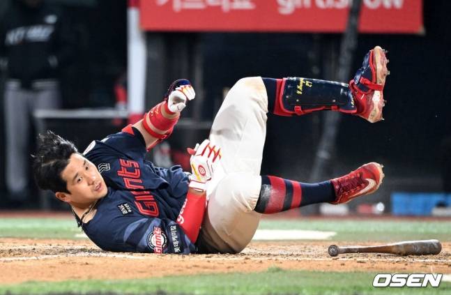 롯데 유강남이 11일 수원 KT전 더블헤더 2차전에서 7회초 1사 만루에서 원상현의 머리 쪽 공에 놀라 넘어지고 있다.