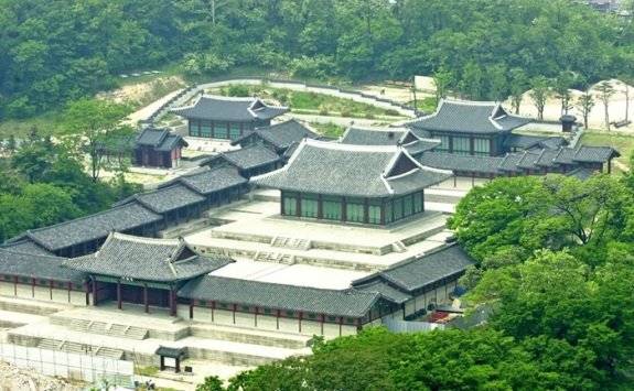 2002년 1차 복원을 마치고 대중에게 공개된 경희궁 전경. 경희궁은 조선 광해군 시기 건축됐다가 일제강점기 때 헐렸으며, 최근 다시 복원 작업이 이뤄지고 있다. 동아DB