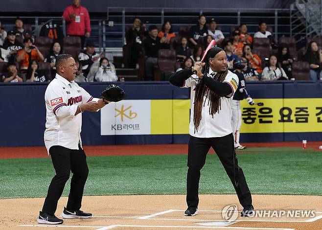 시타 나선 매니 라미레스와 루이스 알리세아 감독 (서울=연합뉴스) 임화영 기자 = 11일 서울 고척스카이돔에서 열린 프로야구 한화 이글스와 키움 히어로즈의 경기에 앞서 전 메이저리그 야구 선수 매니 라미레스가 루이스 알리세아 감독과 함께 시타에 나서고 있다. 2025.5.11 hwayoung7@yna.co.kr