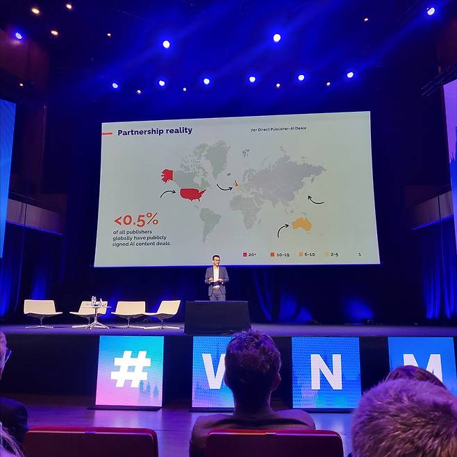 기조연설 하는 네덜란드 공영방송 전략·혁신 담당 이사 (크라쿠프=연합뉴스) 현혜란 기자 = 네덜란드 공영방송(NPO) 에즈라 이만 전략·혁신 담당 이사가 지난 6일(현지시간) 폴란드 크라쿠프에서 열린 제76회 세계 뉴스 미디어 총회에서 AI 로드맵을 주제로 기조연설을 하는 모습. 2025.5.9 runran@yna.co.kr