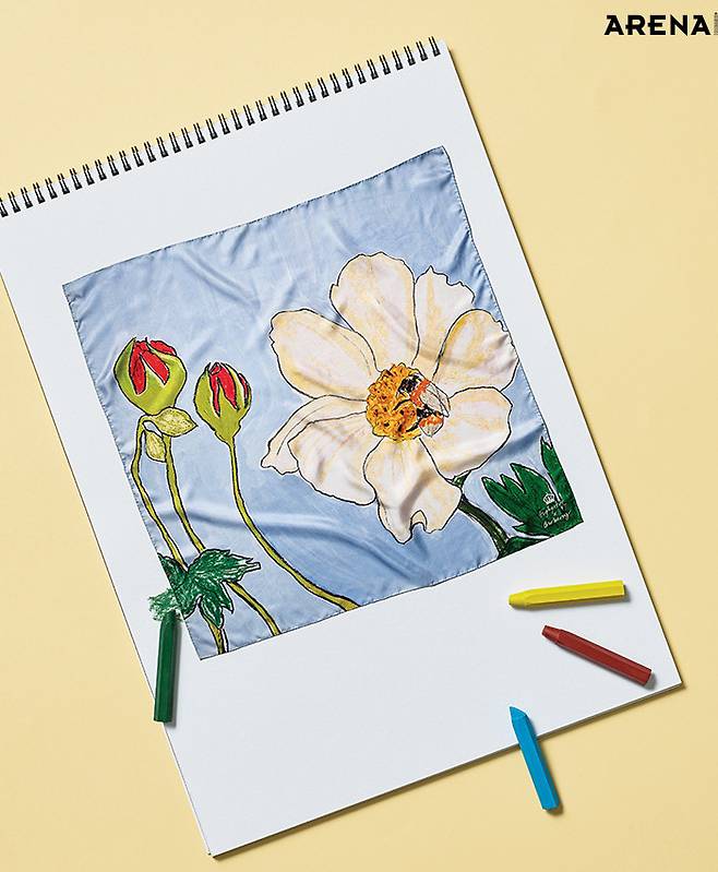 코스모스 그림 실크 스카프 70만원 버버리 제품.