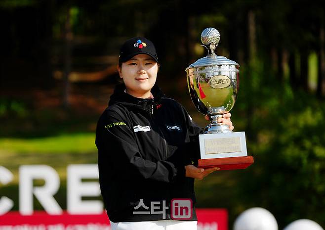 홍정민이 지난 4일 끝난 KLPGA 챔피언십에서 시즌 첫 승을 거둔 뒤 트로피를 들어 올리고 있다. (사진=이데일리 골프in 조원범 기자)