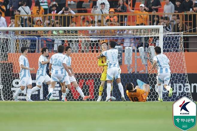 11일 제주SK와 경기 종료 직전 골키퍼 조현우가 상대 페널티킥을 막아내자 환호하는 울산HD 선수들