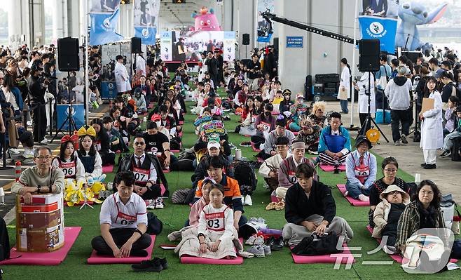 11일 오후 서울 서초구 잠수교에서 열린 '2025 한강 멍때리기 대회' 참가자들이 멍하니 있다. 2025.5.11/뉴스1 ⓒ News1 이승배 기자