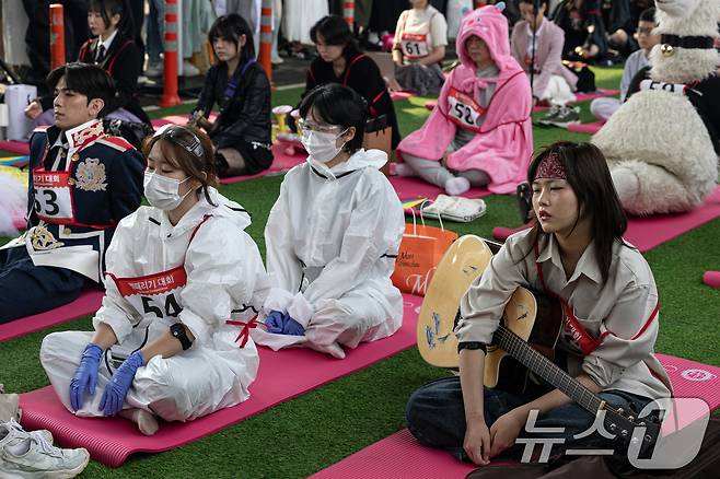 11일 오후 서울 서초구 잠수교에서 열린 '2025 한강 멍때리기 대회' 참가자들이 멍하니 있다. 2025.5.11/뉴스1 ⓒ News1 이승배 기자