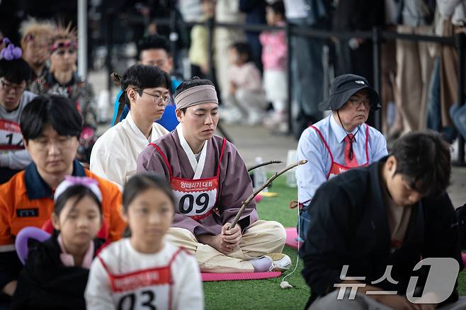 11일 오후 서울 서초구 잠수교에서 열린 '2025 한강 멍때리기 대회' 참가자들이 멍하니 있다. ⓒ News1 이승배 기자