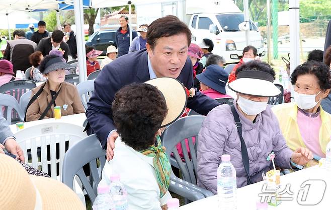 정읍시가 100세 이상 장수 어르신들에게 존경과 감사의 마음을 전하기 위한 특별한 지원 사업을 추진한다. 이학수 시장이 어버이날 행사에서 지역 어르신들께 인사를 하고 있다.(정읍시 제공, 재판매 및 DB금지)