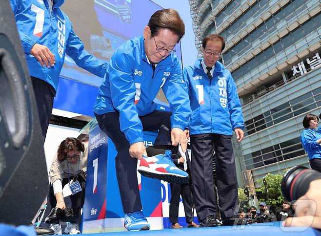 더불어민주당 이재명 대통령 후보가 6·3 대통령선거 공식 선거운동 첫날인 12일 서울 광화문 청계광장에서 열린 출정식에서 운동화를 신고 있다. (공동취재) 2025.5.12/뉴스1 ⓒ News1 안은나 기자