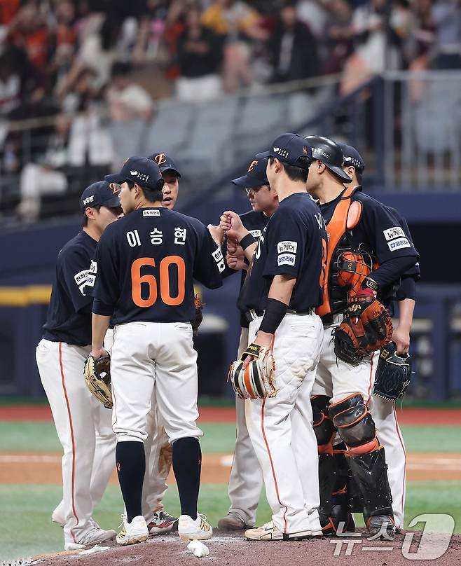 한화 선수들이 11일 서울 구로구 고척스카이돔에서 열린 '2025 신한 SOL뱅크 KBO리그' 한화 이글스와 키움 히어로즈의 경기에서 8-0으로 승리한 후 하이파이브를 하고 있다. 2025.5.11/뉴스1 ⓒ News1 김성진 기자