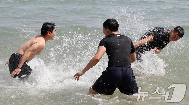 초여름 날씨를 보인 12일 오후 부산 해운대해수욕장을 찾은 관광객들이 물놀이를 즐기고 있다. 2025.5.12/뉴스1 ⓒ News1 윤일지 기자