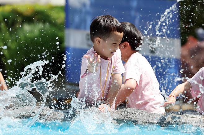 한 낮기온이 25도까지 오르며 초여름 날씨를 보인 12일 야외활동 나온 광주 북구청직장어린이집 아이들이 구청 광장 물레방아에서 물놀이를 하며 더위를 식히고 있다.(광주 북구 제공. 재판매 및 DB 금지) 2025.5.12/뉴스1 ⓒ News1 박지현 기자
