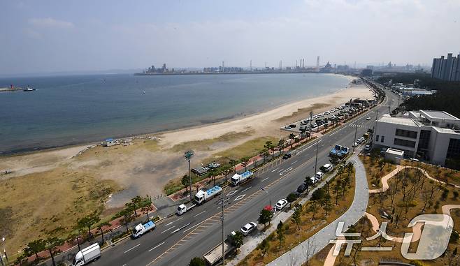 포항 송도해수욕장 복원 공사가 한창이다. 포항시는 5월 말까지 바다시청 공사를 마무리하고 화장실, 세족시설 등 편의시설을 갖춰 7월 개장할 예정이다. 2025.4.15/뉴스1 ⓒ News1 최창호 기자