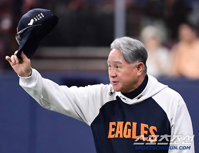 11일 고척돔에서 열린 KBO리그 키움과 한화의 경기. 한화가 키움을 잡고 12연승을 질주했다. 경기 종료 후 팬들에게 인사를 건네는 김경문 감독. 고척=송정헌 기자songs@sportschosun.com/2025.05.11/