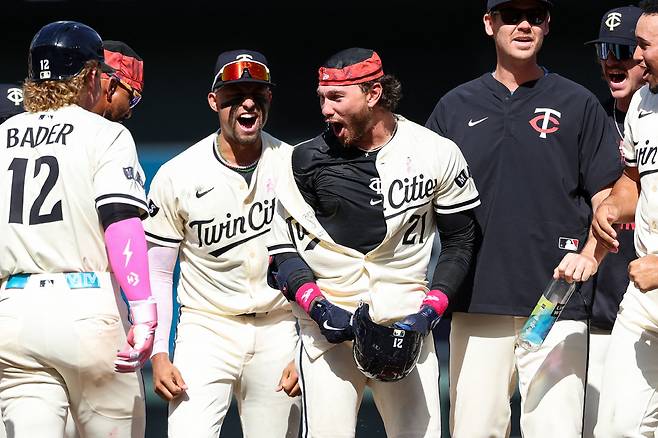 미네소타 다숀 키어시 주니어가 연장 10회말 끝내기 안타를 터뜨리고 들어와 동료들의 축하를 받고 있다. Imagn Images연합뉴스