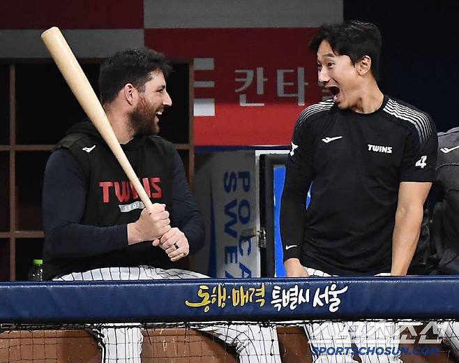 8일 서울 고척스카이돔에서 열린 LG-키움전. LG가 13-1로 앞선 9회 라인업에서 빠진 오스틴과 신민재가 더그아웃에서 웃으며 경기를 지켜보고 있다. 고척=정재근 기자 cjg@sportschosun.com/2025.4.8/