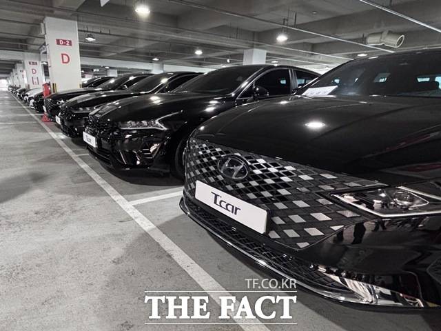 지난 8일 오전 경기 부천 티카 매매센터 5층 전시장에 줄지어 전시된 차량들. 전시 차량의 약 70∼80%가 현대차·기아차로 구성돼 있으며 번호판 대신 '티카(TCAR)' 브랜드명이 부착돼 있다. /황지향 기자