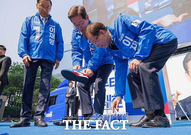 파란색 운동화 착용하는 이재명 후보.