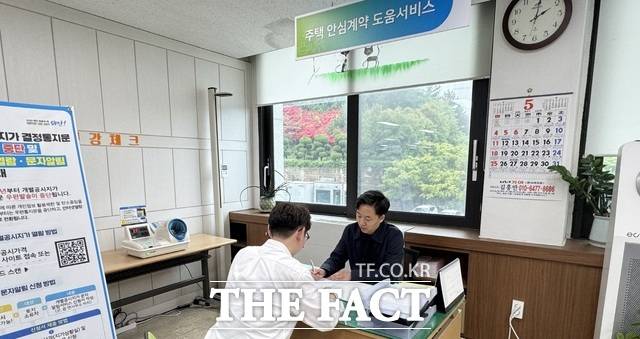 태안군청 민원봉사과에 마련된 주택 안심계약 도움 서비스 창구에서 민원이 상담을 받고 있다. / 태안군.