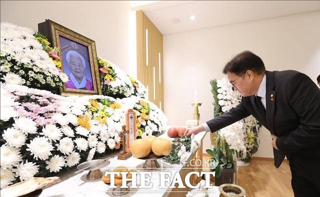 우원식 국회의장이 12일 오후 경기도 용인시 소재 쉴낙원 경기장례식장을 찾아 '일본군 위안부' 피해자 이옥선 할머니 영정에 헌화하고 있다. /국회의장실 제공
