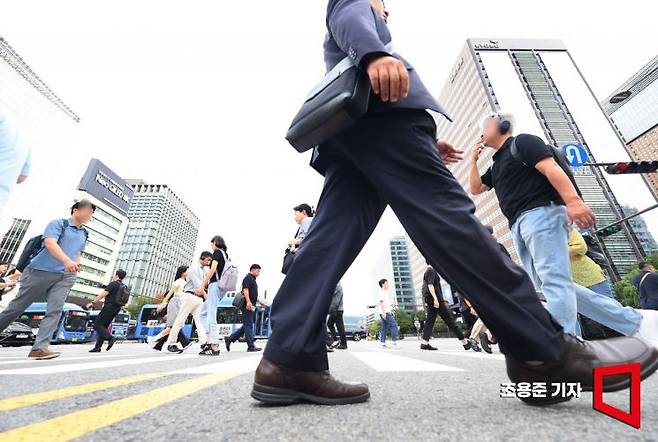 향후 10년간 954만명이 정년퇴직 연령에 진입하게 된다. 서울 종로구 광화문 네거리에서 시민들이 출근길 발걸음을 재촉하고 있다. 사진=조용준 기자 jun21@