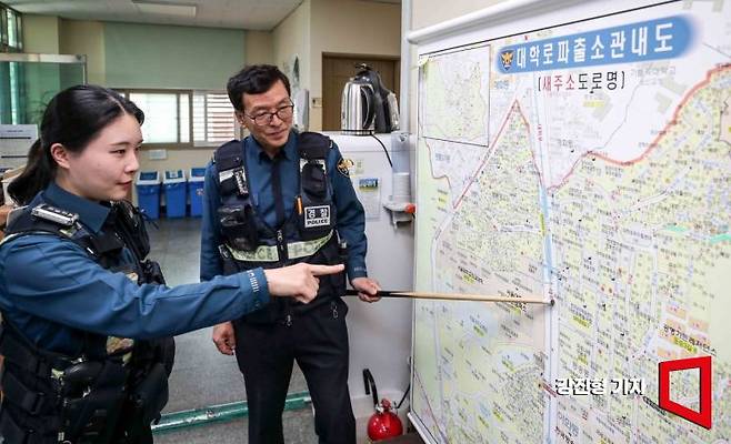 나선영 순경이 7일 서울 종로구 혜화경찰서대학로파출소에서 관내도를 보며 주요 순찰 지역을 파악하고 있다. 강진형 기자