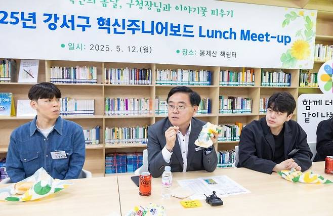 진교훈 강서구청장(가운데)이 12일 봉제산 책쉼터에서 젊은 공무원들과 점심을 함께하며 소통하고 있다. 강서구 제공.