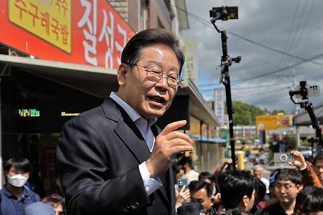 민심을 청취하는 '경청 투어'에 나선 이재명 더불어민주당 대선후보가 10일 경남 창녕군 창녕시장 인근에서 즉흥 연설을 하고 있다. /뉴시스