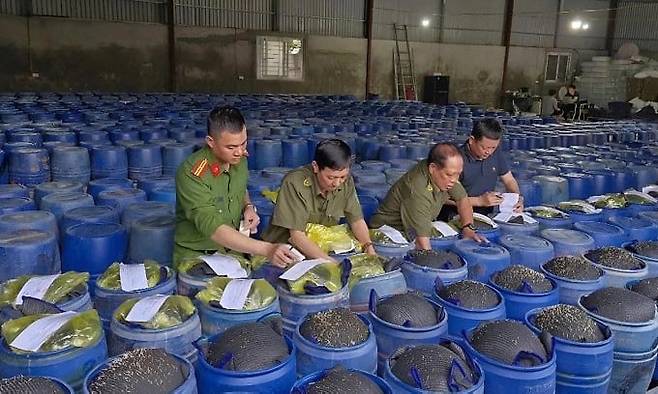 유해물질로 키운 숙주를 적발해내는 베트남 공안. /베트남 공안